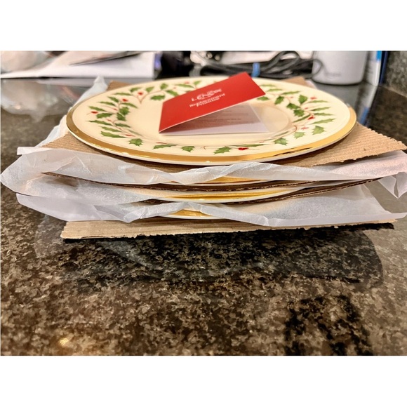 Lenox HOLIDAY Holly Berries Gold Trim Set/4 Salad Plates 8 1/8" Dia. NEW IN BOX! - Picture 3 of 9